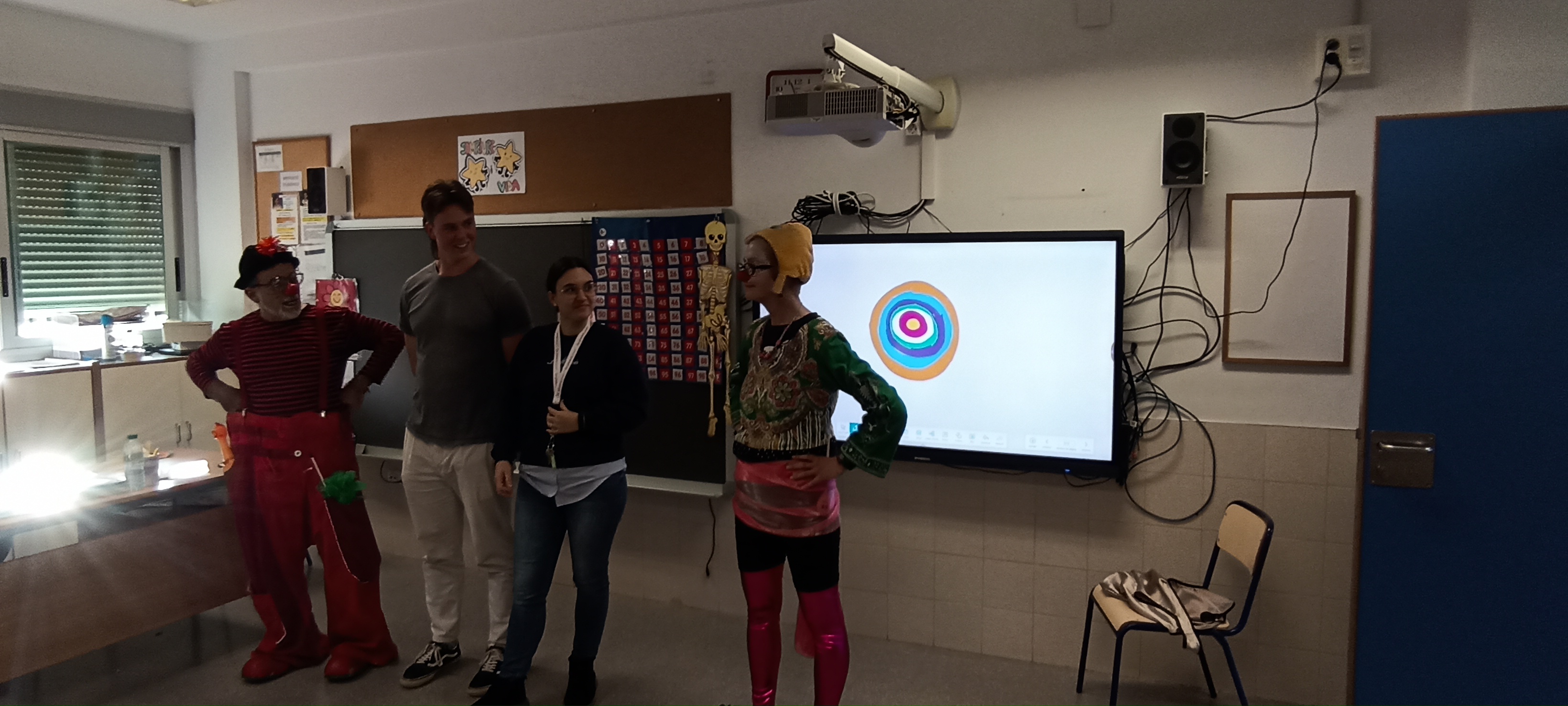 Actividad escénica de SOMRIURES en un colegio del recorrido