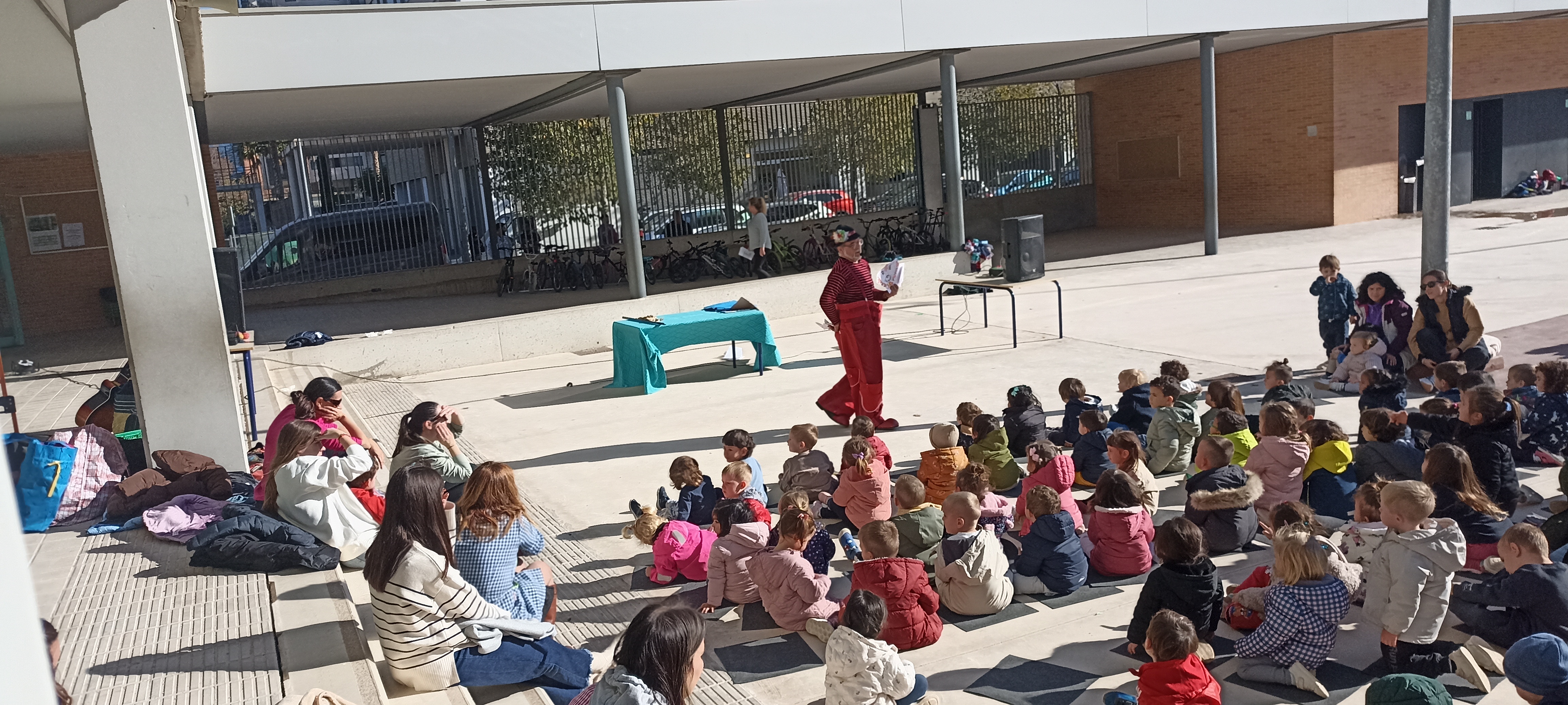 Patio escolar con público infantil durante una parada de SOMRIURES