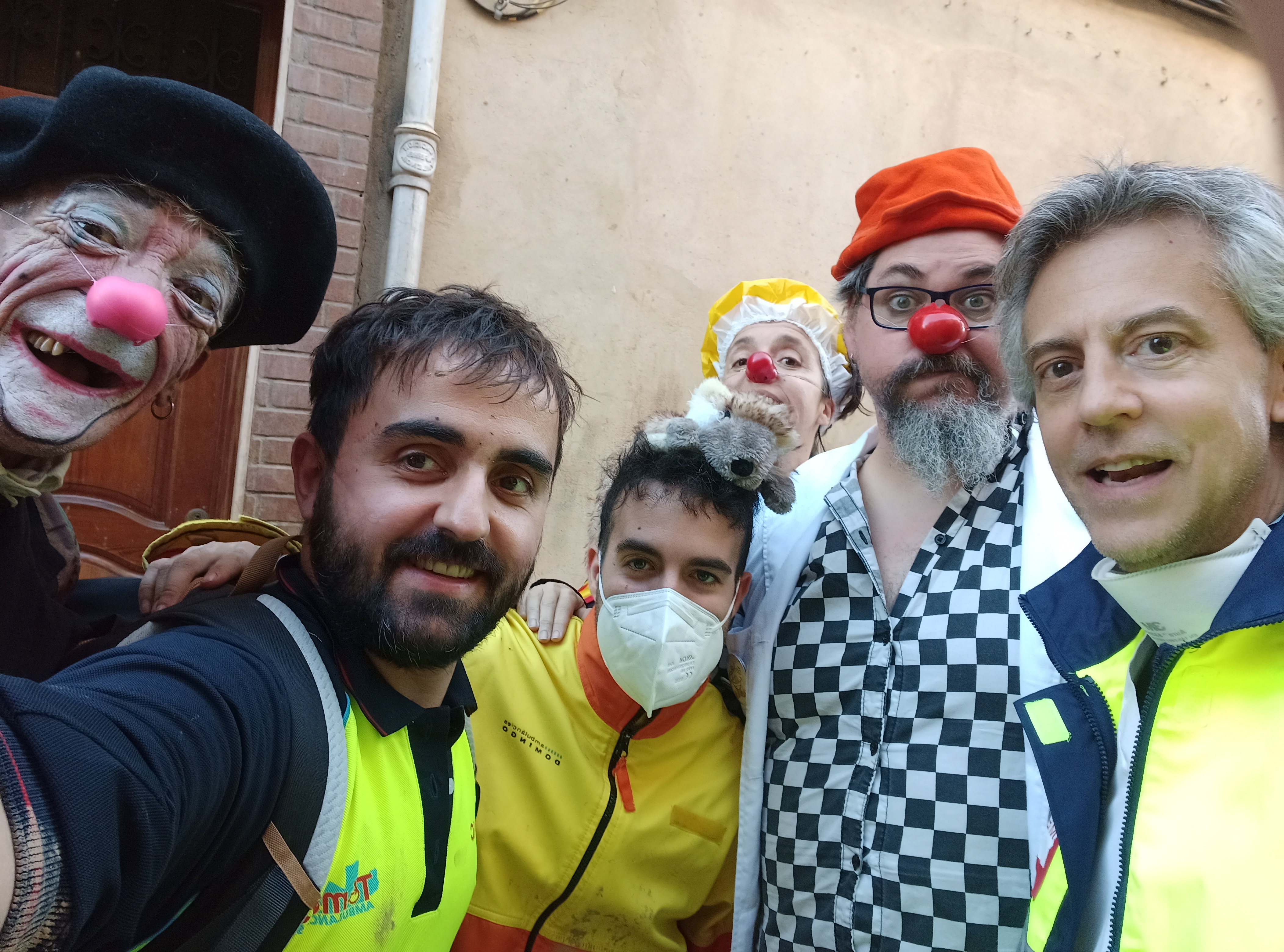 Foto espontánea del equipo artístico y de apoyo de SOMRIURES