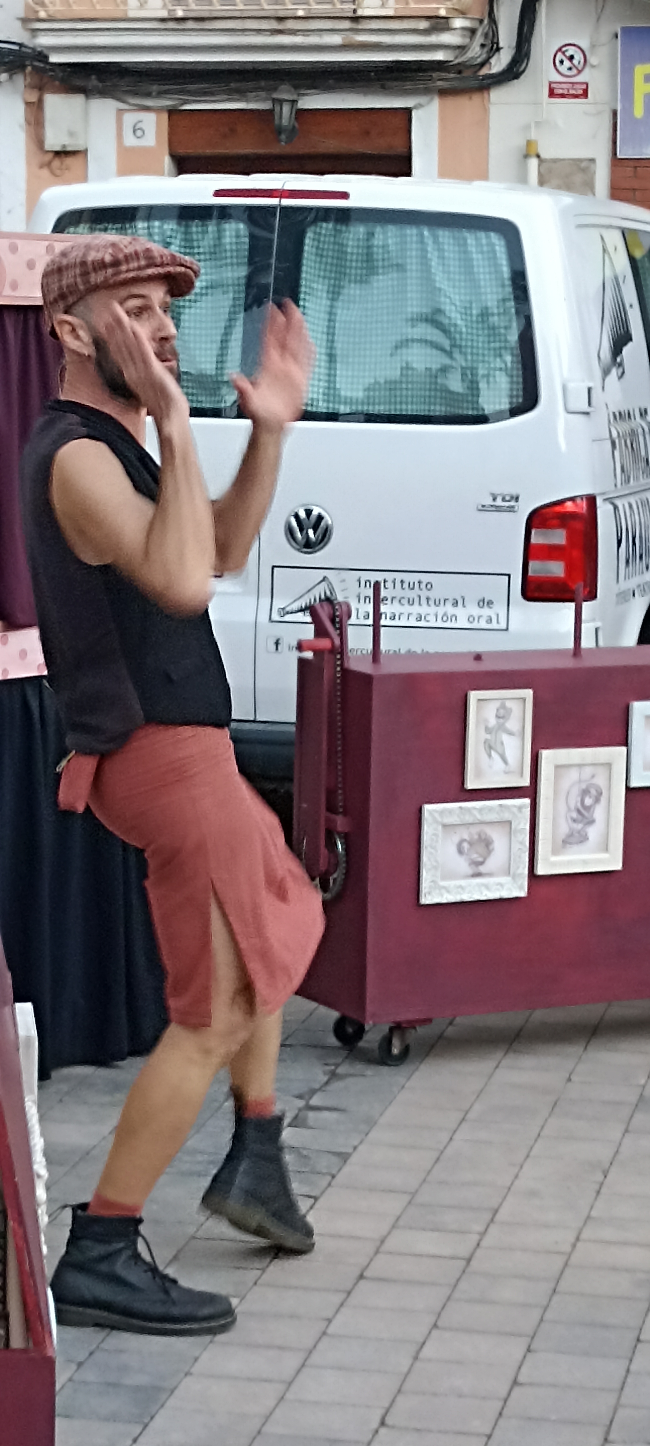 Momento de animación durante el recorrido de SOMRIURES en Paiporta