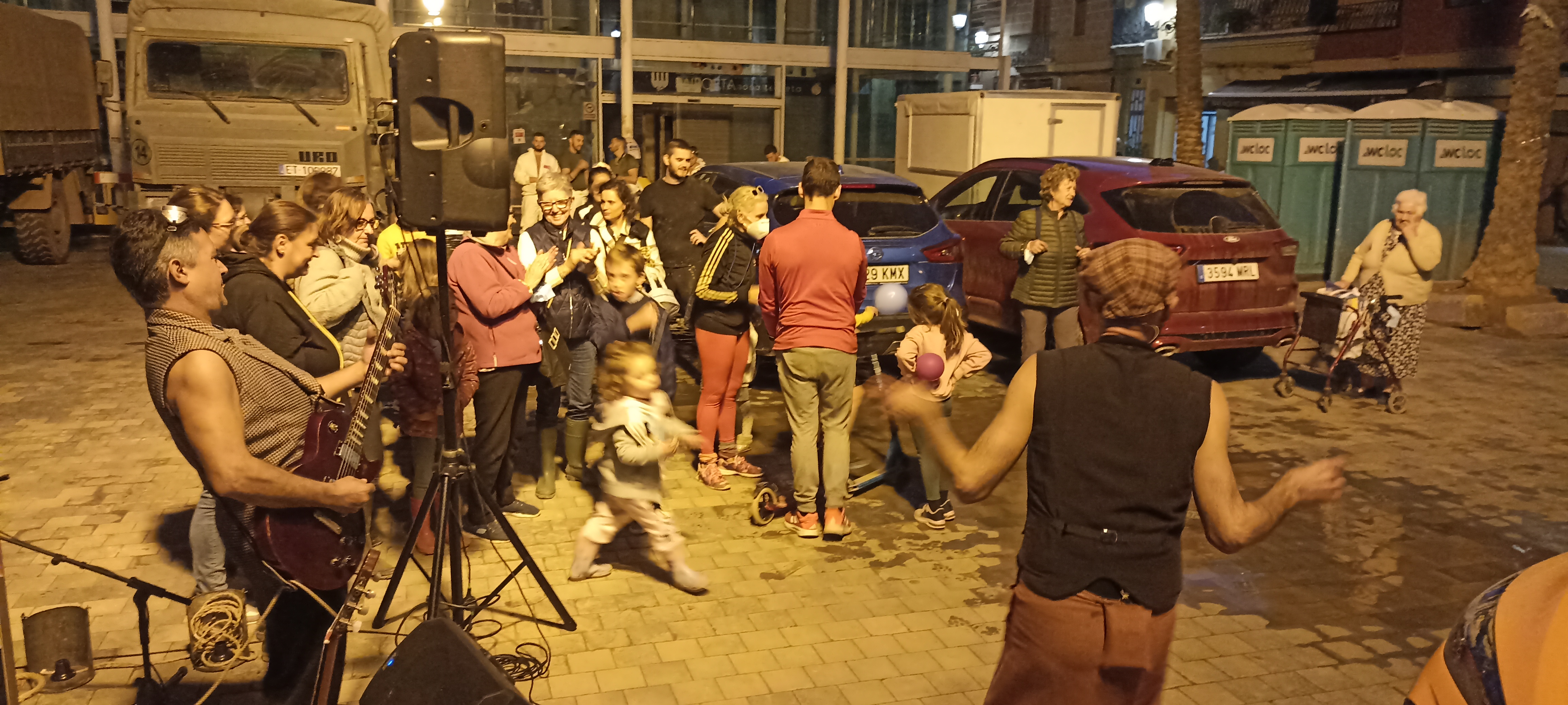 Público y familias reunidas en Paiporta durante SOMRIURES