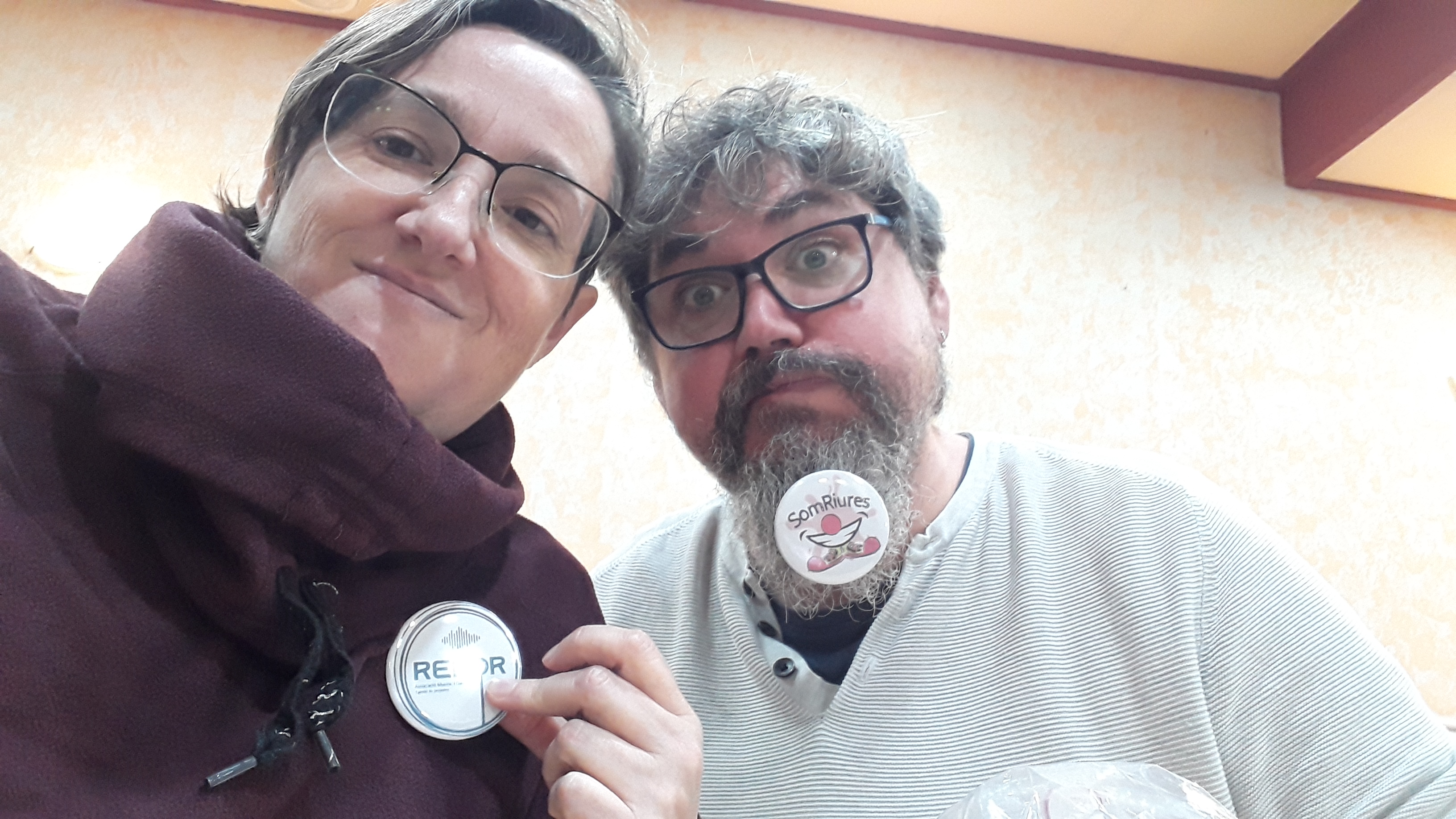 Integrantes del equipo de SOMRIURES preparando una acción solidaria