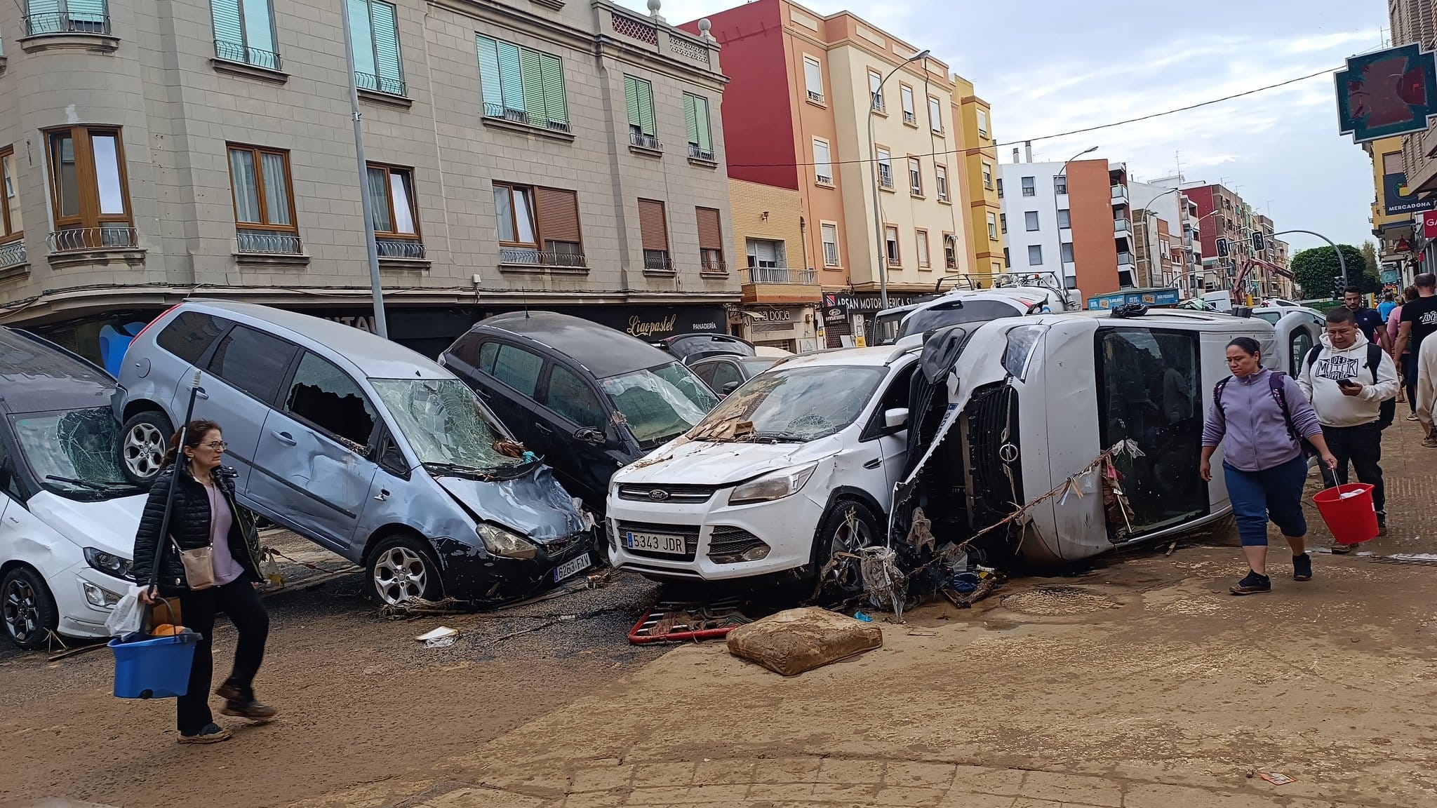 Desastre de la DANA en Algemesí con vehículos apilados