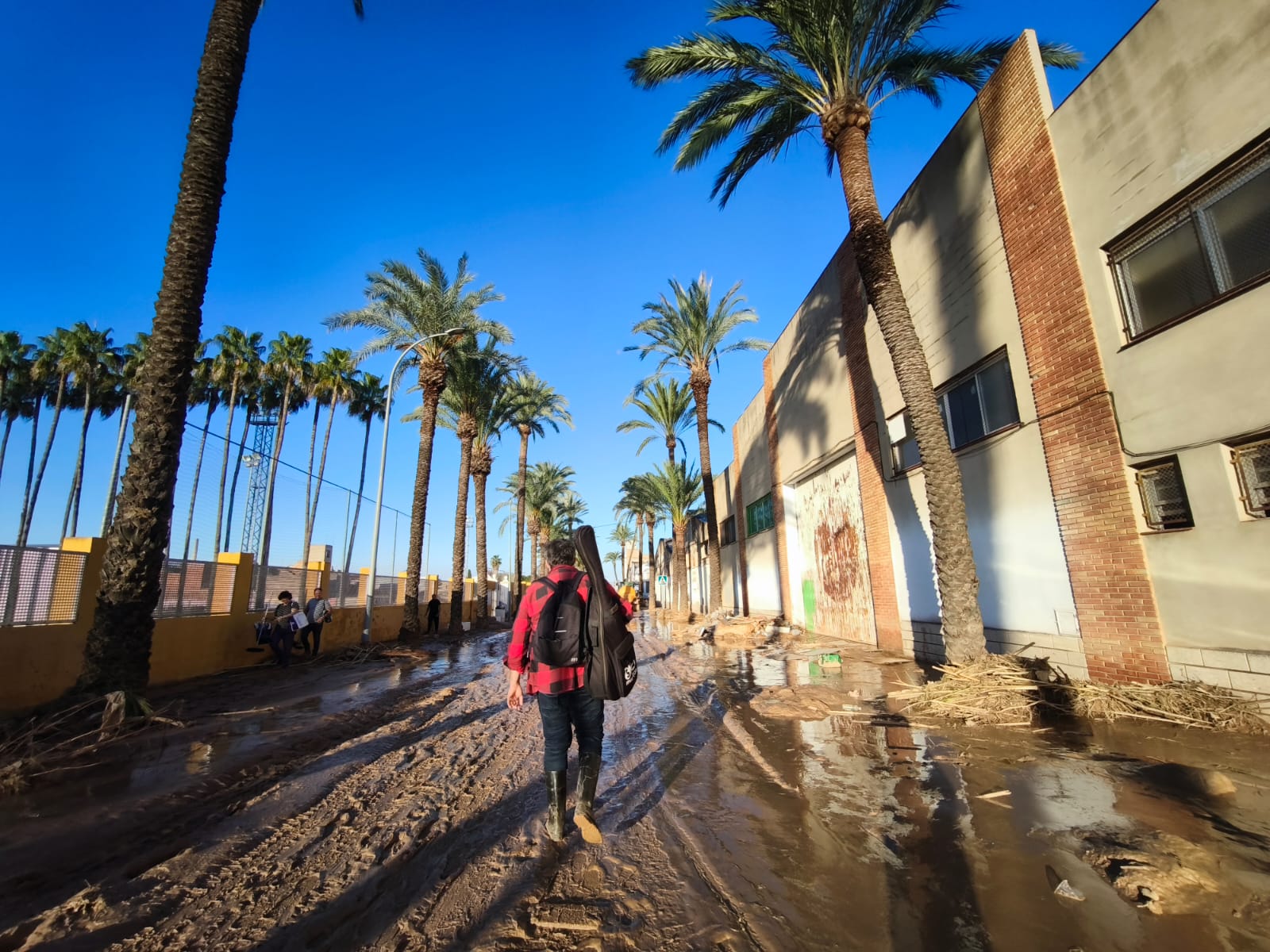 Rubén García, Espai de Rock, con la guitarra sobre el barro