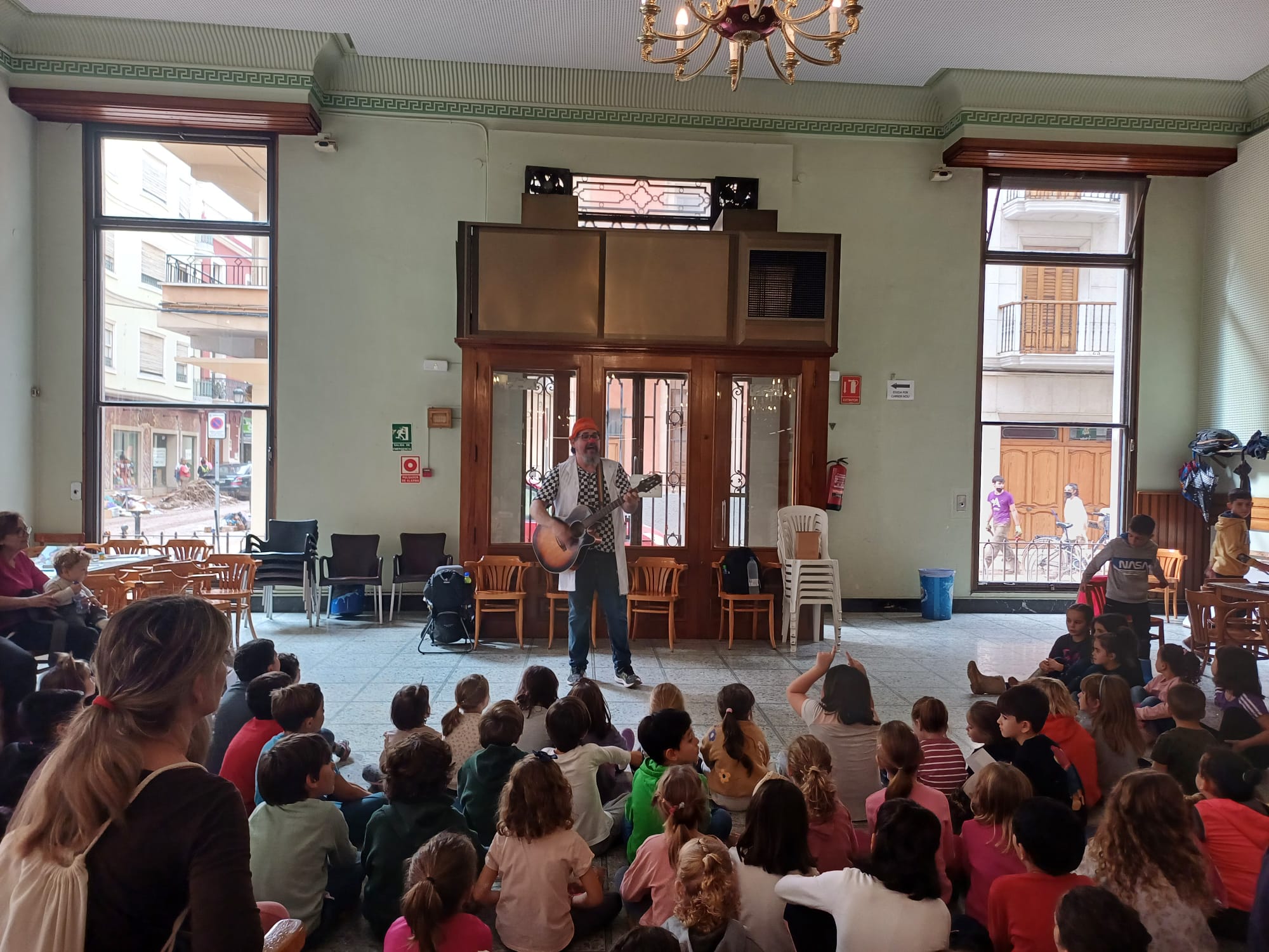 Rubén García, Espai de Rock, tocando la guitarra a los niños en la DANA de Algemesí